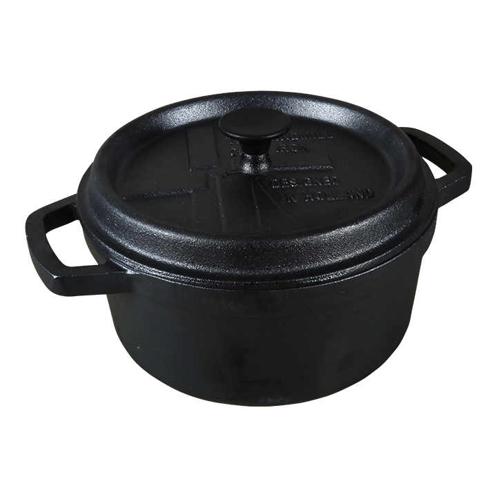 Zwarte kookpan van gietijzer met afdekking, voorzien van handvatten en een gedetailleerd logo. Ideaal voor het koken van stoofpot en andere gerechten op de kookplaat.