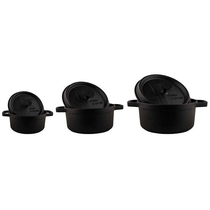 Zwarte, glanzende kastijnpot met afdekking, voorzien van handvatten en een gietijzeren deksel met “Designed in Holland”-inscriptie. Ideaal voor kookapparatuur in de keuken.