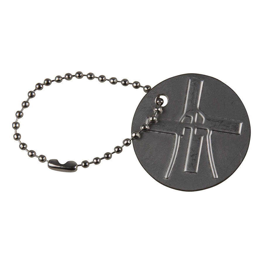Zilverkleurige kruismedaille met reliëf, bevestigd aan een metalen bolketting. Geschikt als religieus hanger of tasje-ornament voor kerkelijke of persoonlijke gebruik.