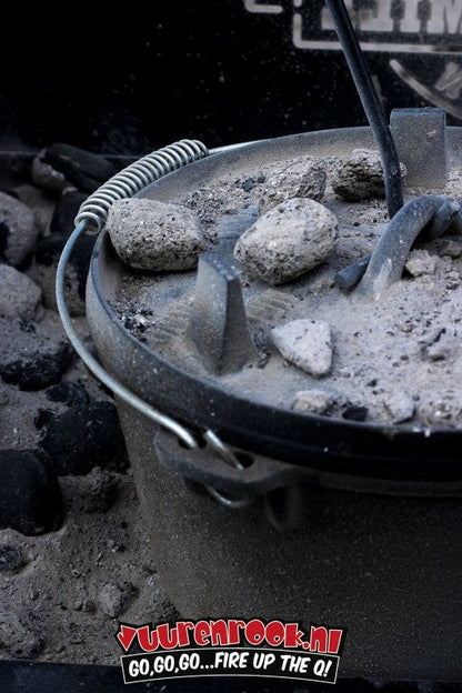 Zwarte metalen schoorsteenborstel met spiraalvormige uiteinden en handvat voor schoorsteenreiniging. Geschikt voor het schoonmaken van open haarden en kachels.
