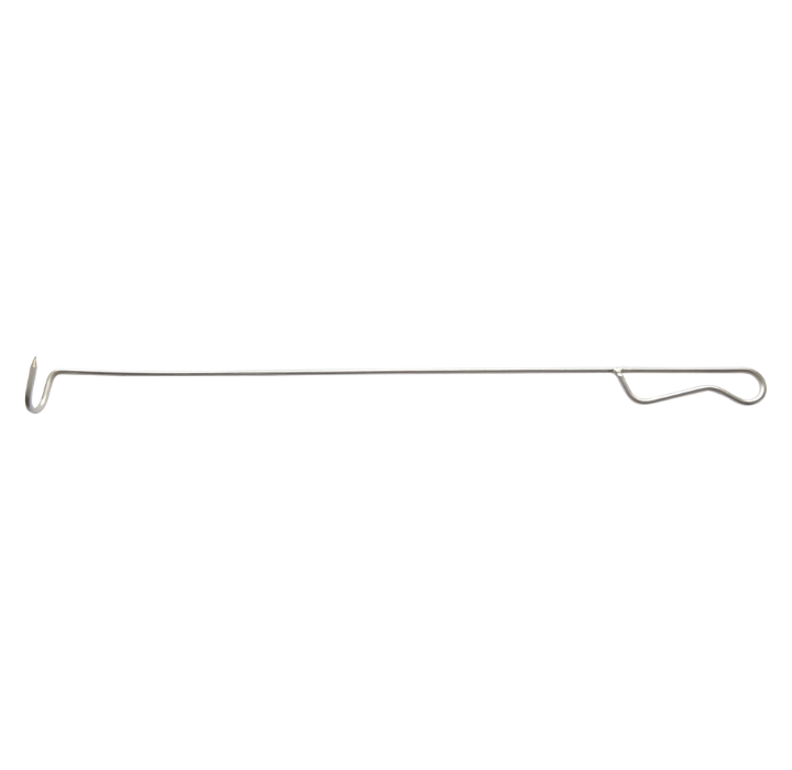 Zilverkleurige metalen haak met een lang, dunne steel en een gebogen uiteinde, geschikt voor kleding opbergen of als decoratief element in kledingkasten.