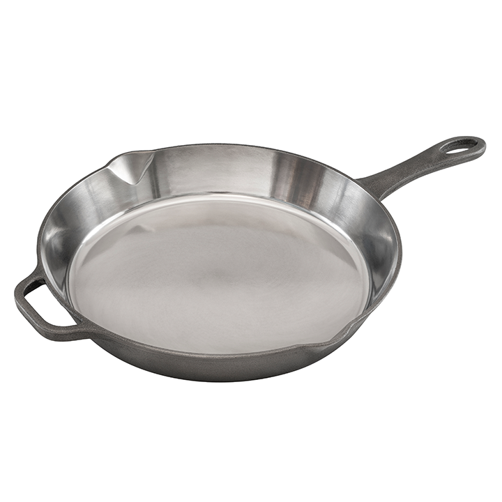Zilverkleurige kookpan met gladde binnenkant en twee handvatten, geschikt voor grillen en bakken. Gemaakt van roestvrij staal, ideaal voor professionele en thuiskeuken gebruik.