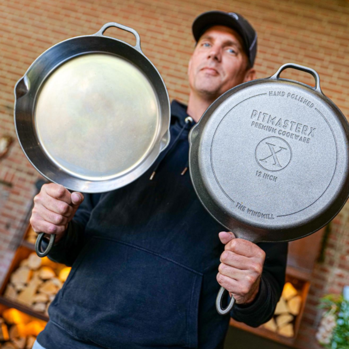 Een glanzende, zilverkleurige kookpan met een gladde bodem en twee handvatten, geschikt voor grillen en bakken. Gemaakt van roestvrij staal, ideaal voor professionele en thuiskeuken gebruik.