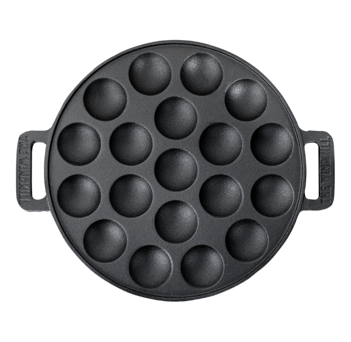 Zwarte, ronde cast iron pannetje met twaalf bolvormige gaten, voor het bakken van traditionele Japanse takoyaki. Met handvatten aan weerszijden, geschikt voor gebruik op de kookplaat of grill.
