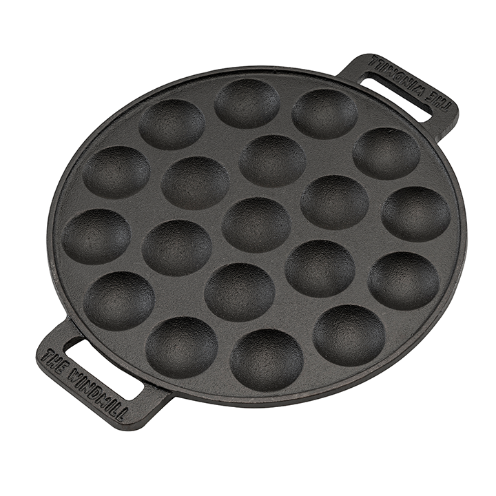 Zwarte, ronde cast iron pannetje met twaalf bolvormige gaten, voor het bakken van traditionele Japanse takoyaki. Met handvatten aan weerszijden, geschikt voor gas, elektrische en kookplaten.