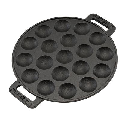 Zwarte, ronde cast iron pannetje met twaalf bolvormige gaten, voor het bakken van traditionele Japanse takoyaki. Met handvatten aan weerszijden, geschikt voor gas, elektrische en kookplaten.