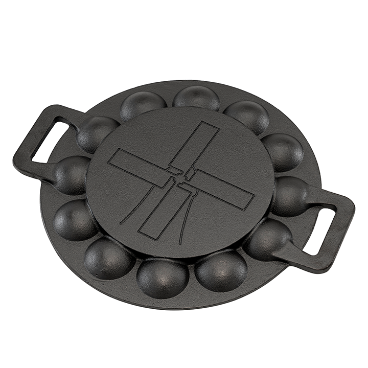 Zwarte, ronde cast iron pannetje met twaalf bolvormige gaten, voor het bakken van traditionele aardappelkoekjes of andere kleine gebakjes. Met handvatten aan weerszijden voor gemakkelijk hanteren.