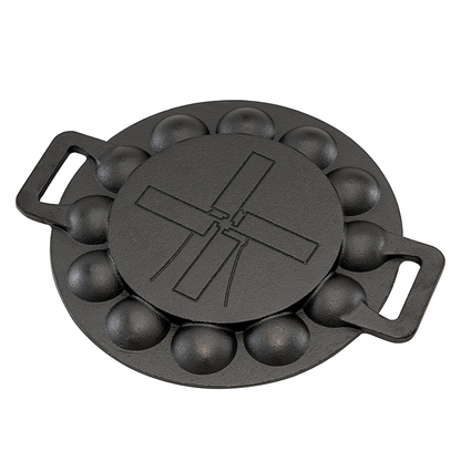 Zwarte, ronde cast iron pannetje met twaalf bolvormige gaten, voor het bakken van traditionele aardappelkoekjes of andere kleine gebakjes. Met handvatten aan weerszijden voor gemakkelijk hanteren.