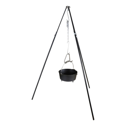 Zwarte kookpan van gietijzer met een robuust, zilverkleurig metaalhandvat en een opvallende spiraalconstructie, geschikt voor kampvuur en outdoor koken.