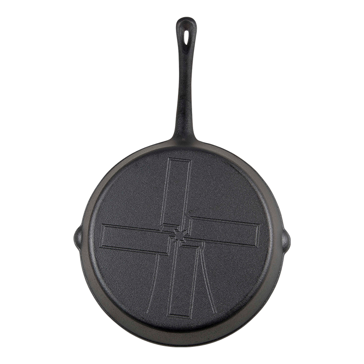 Zwarte kookpan van gietijzer met gladde binnenkant en lang handvat, geschikt voor grillen en bakken. Robuust ontwerp voor elke keuken, perfect voor professionele en thuiskeukens.
