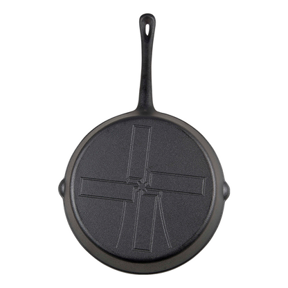 Zwarte kookpan van gietijzer met gladde binnenkant en lang handvat, geschikt voor grillen en bakken. Robuust ontwerp voor elke keuken, perfect voor professionele en thuiskeukens.