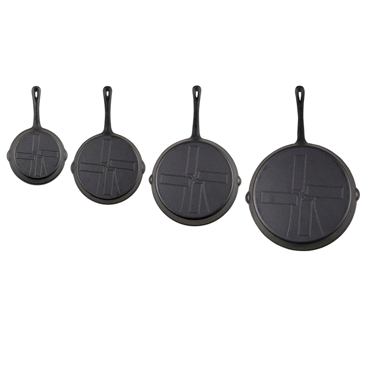 Zwarte kookpan van gietijzer met gladde binnenkant en lang handvat, geschikt voor roosteren en braadpannen. Perfect voor professionele en thuiskeuken gebruik.