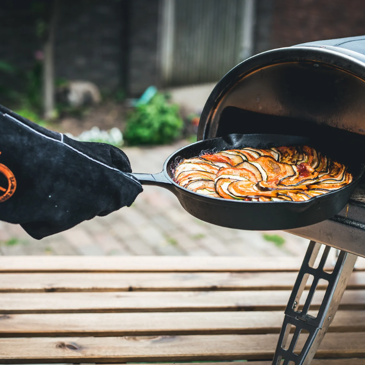 Zwarte kookpan van gietijzer met gladde binnenkant en lang handvat, geschikt voor grillen en bakken. Robuust ontwerp voor elke keuken, ideaal voor professioneel koken en dagelijks gebruik.