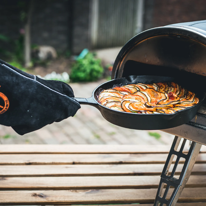 Zwarte kookpan van gietijzer met gladde binnenkant en lang handvat, geschikt voor grillen en bakken. Robuust ontwerp voor elke keuken, ideaal voor professioneel koken en dagelijks gebruik.