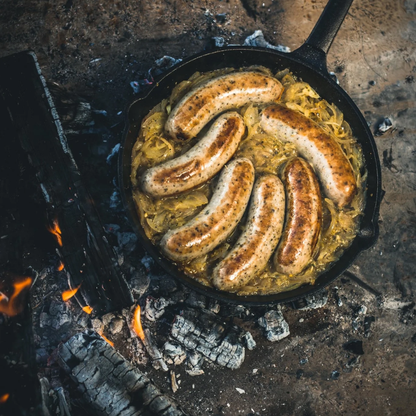 Zwarte kookpan van gietijzer met gladde binnenkant en lang handvat, geschikt voor grillen en bakken. Robuust ontwerp voor elke keuken, ideaal voor professionele en thuiskeuken gebruik.