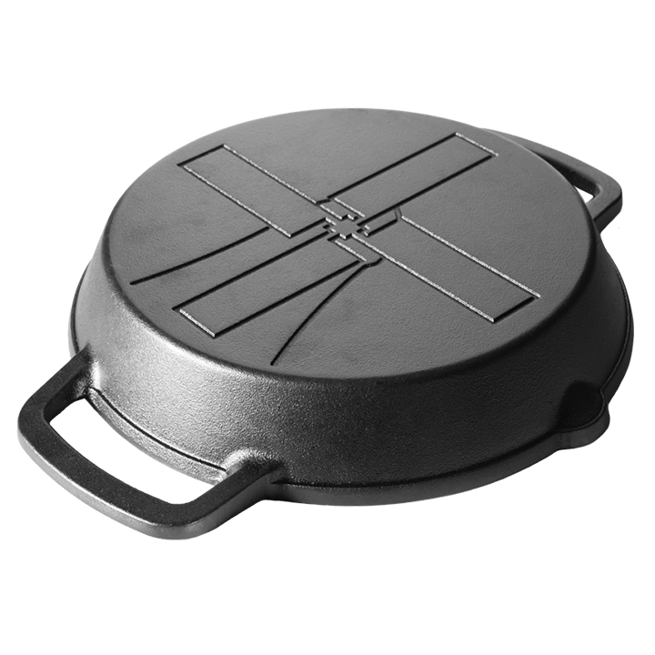 Zwarte, glanzende kookpan van gietijzer met twee handvatten en het merklogo. Geschikt voor grillen en bakken op elke kookmethode, inclusief oven en gas.