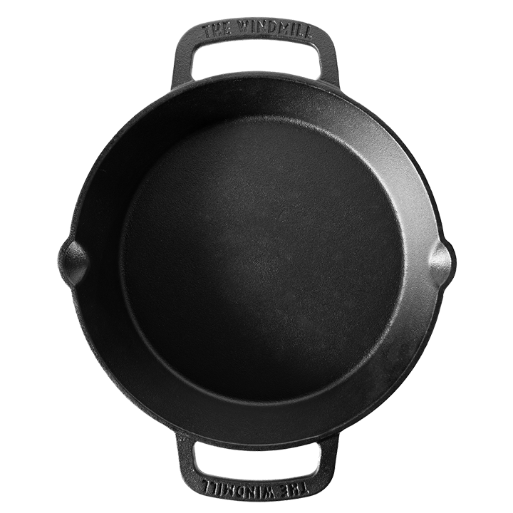 Zwarte, glanzende kookpan van gietijzer met twee handvatten en het merklogo. Geschikt voor grillen en bakken op elke kookmethode, inclusief oven en gas.