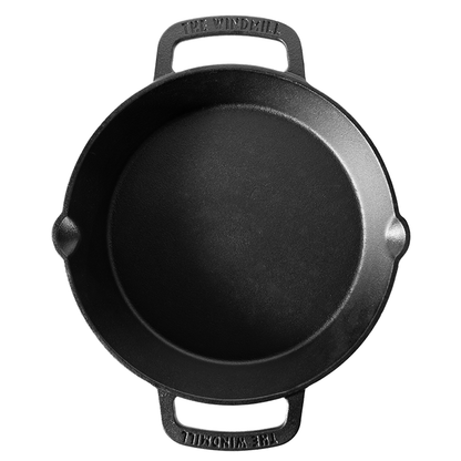 Zwarte, glanzende kookpan van gietijzer met twee handvatten en het merklogo. Geschikt voor grillen en bakken op elke kookmethode, inclusief oven en gas.