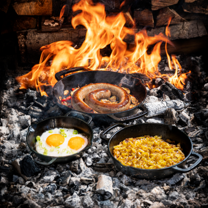 Zware, zwarte gietijzeren koekenpan met twee handvatten, geschikt voor grillen en bakken. Robuust ontwerp voor hoge hittebestendigheid en langdurig gebruik in de keuken.