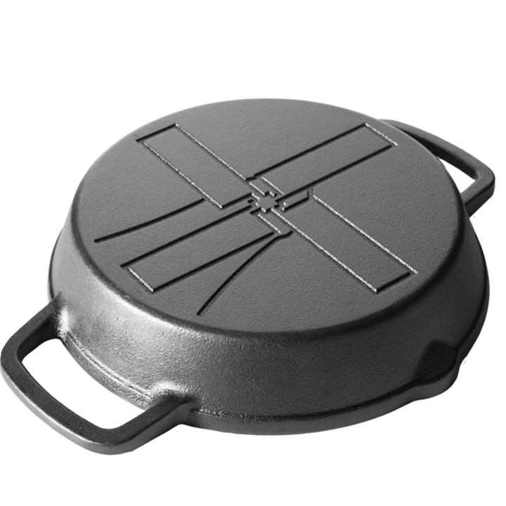 Zware, zwarte gietijzeren koekenpan met twee handvatten, geschikt voor grillen en bakken. Robuust ontwerp voor hoge hittebestendigheid en langdurig gebruik in de keuken.