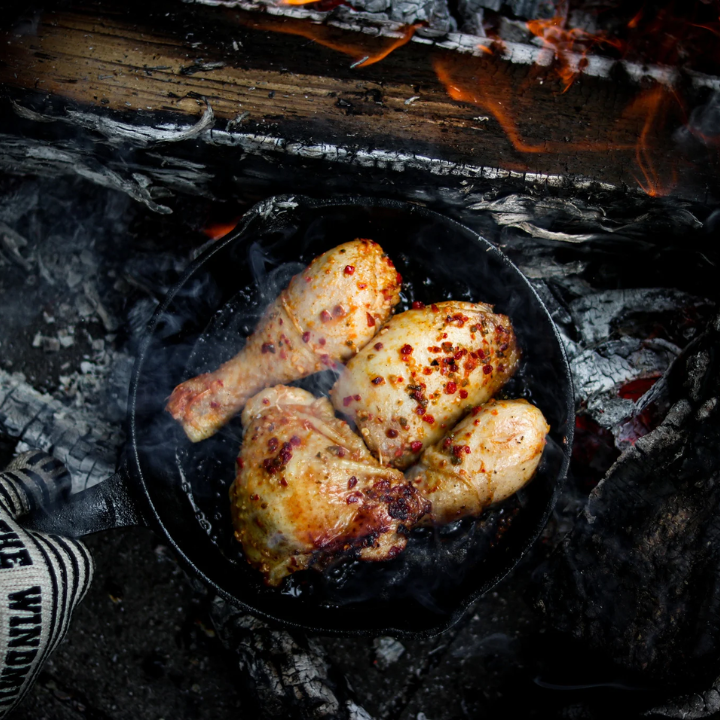 Zwarte gietijzeren koekenpan met gladde bodem en lang handvat, geschikt voor grillen en bakken. Robuust en duurzaam voor elke kookmethode.