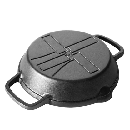 Zware, zwarte gietijzeren koekenpan met twee handvatten, geschikt voor grillen en bakken. Perfect voor professionele en thuiskeuken gebruik.