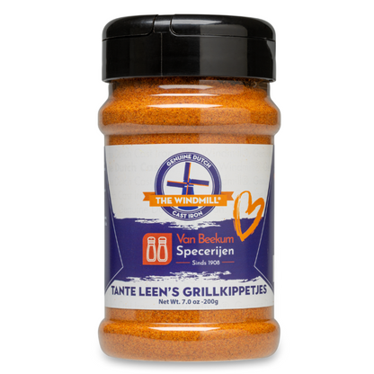 Tante Leen’s Grillkippetjes, een glazen pot met zwarte dop, bevat oranje kruidenmix. Het etiket toont ‘The Windmill’ en ‘Van Beekum Specerijen’ voor grillen en koken.