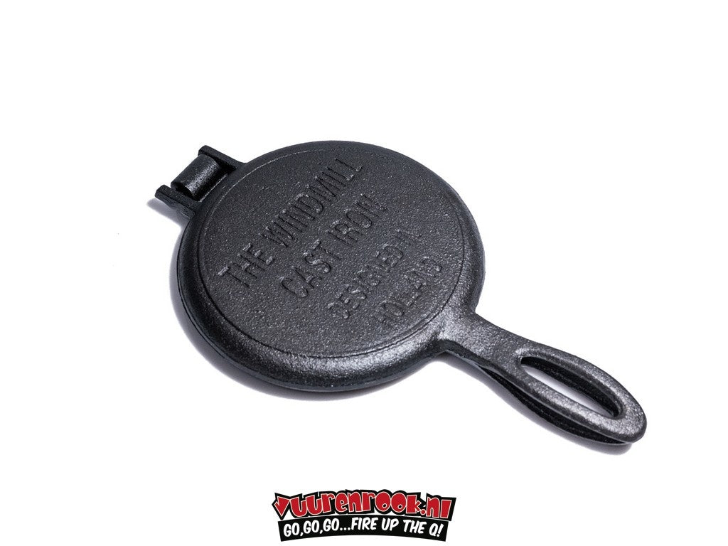 Zwart, ronde kookpan met handvat en kruisvormig patroon, geschikt voor kampvuur of outdoor-cook. Gemaakt van zwaar, duurzaam metaal voor betrouwbare kookprestaties.