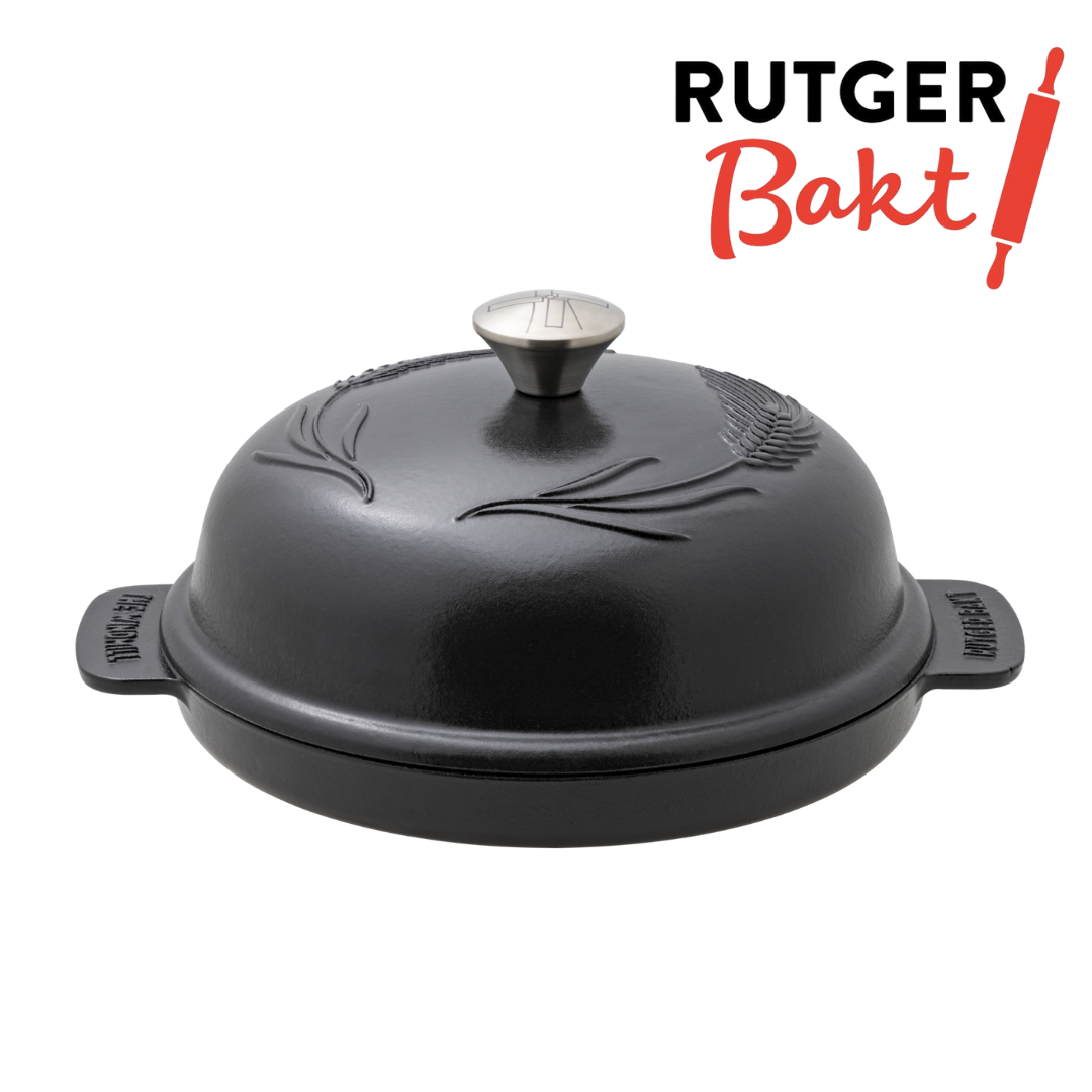 Zwarte, glanzende kookpan met afsluitende deksel en zilveren handvat, versierd met reliëf van bladeren. Geschikt voor professioneel bakken en ovengebruik.