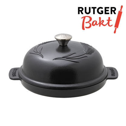 Zwarte, glanzende kookpan met afsluitende deksel en zilveren handvat, versierd met reliëf van bladeren. Geschikt voor professioneel bakken en ovengebruik.