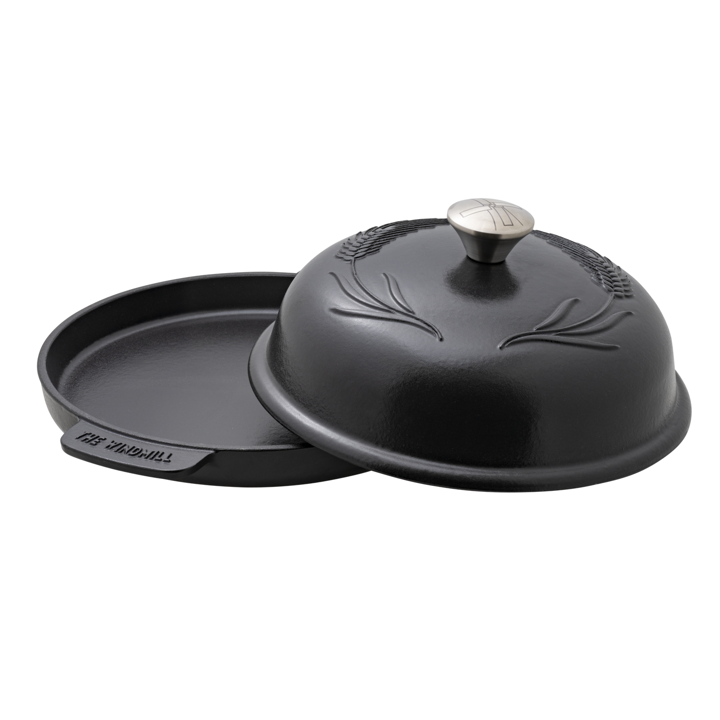 Zwarte, glanzende kookpan met afsluitende deksel en zilveren knop, versierd met reliëf van bladeren. Geschikt voor oven- en grilltoepassingen, met handvatten voor veilig hanteren.