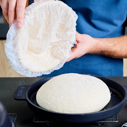 Zwarte, glanzende kookpan met gedetailleerd bladmotief op de deksel en een zilverkleurige handgreep. Ideaal voor professioneel bakken en grillen in de keuken.