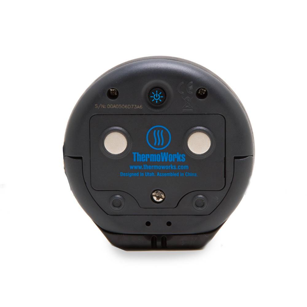 Een zwarte, ronde BlueDOT thermometer met digitale display toont huidige temperatuur 76°F en alarm 165°F. Blauwe Bluetooth- en warmtepictogrammen versterken de functie voor kook- en keukencontrole.