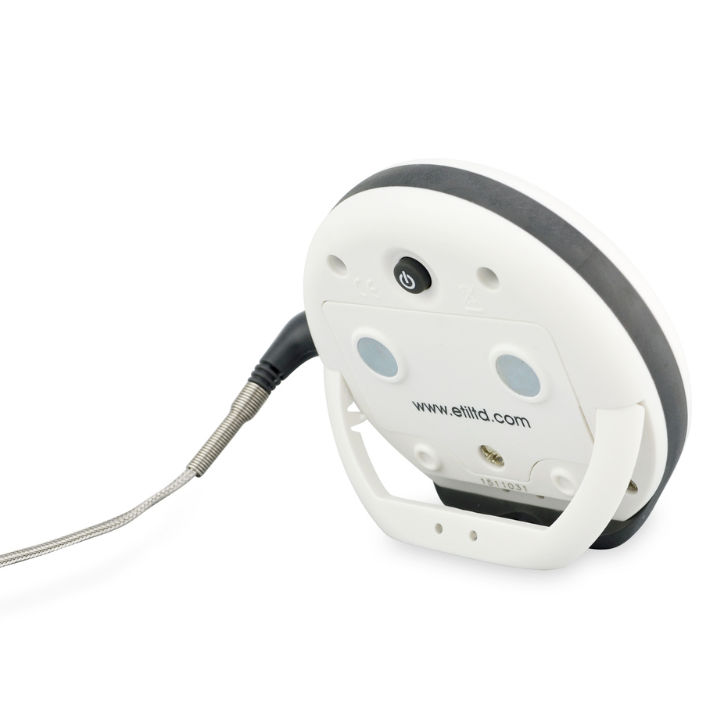 Een witte, ronde digitale thermometer met zwarte knoppen en scherm, die huidige temperatuur 34°C en alarmwaarde 75°C toont. Geschikt voor keuken- en badkamergebruik.
