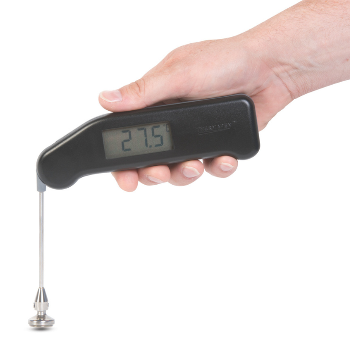 Een zwarte digitale thermometer met zilverkleurige metalen sensor, waarop 234°C te zien is, geschikt voor kook- en baktoepassingen. Gebruik voor nauwkeurige temperatuurmeting in keukenapparatuur.