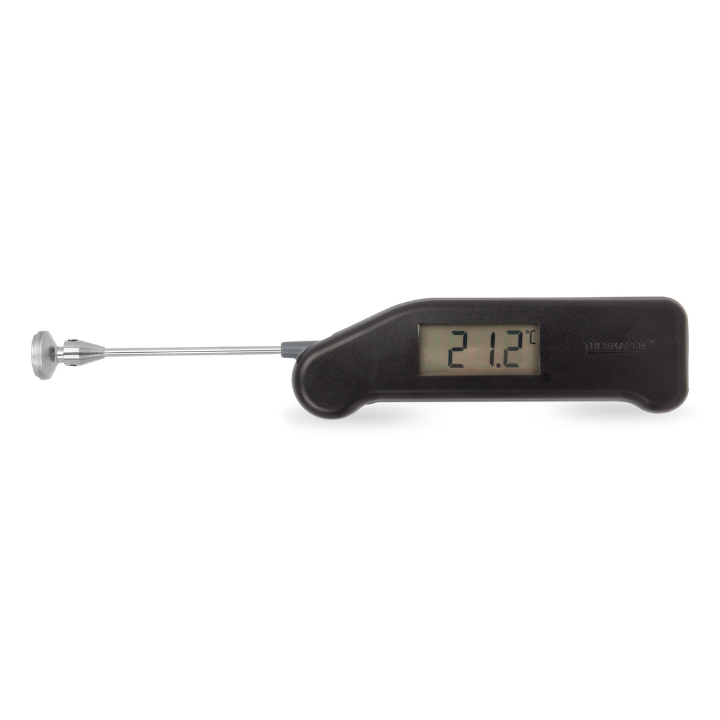 Een zwarte digitale thermometer met zilverkleurige metalen sensor, waarop 234°C te zien is. Geschikt voor precisieke temperatuurmeting bij kook- en baktoepassingen.