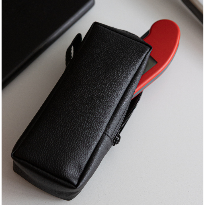 Zwarte leer penhouder met rits en handvat, geschikt voor zakelijke of dagelijkse gebruik. Compacte, stijlvolle opbergoplossing voor schrijfwaren en kleine accessoires.