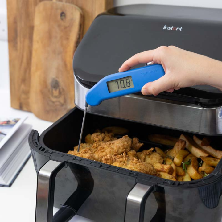 Blauwe digitale vlees thermometer met zichtbare schermweergave van 21,1°C, zilverkleurige metalen sensor en het merk Thermooen. Geschikt voor nauwkeurige temperatuurmeting bij koken en bakken.
