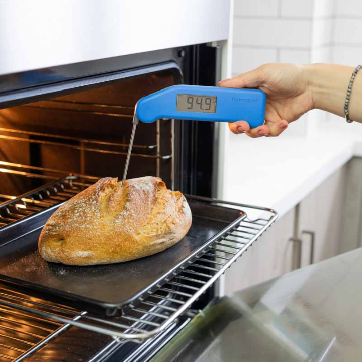 Blauwe digitale vlees thermometer met zichtbare schermweergave van 21,1°C en metalen meetstok. Geschikt voor precisieke temperatuurmeting bij koken en bakken.