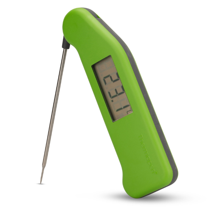 Groene digitale vlees thermometer met zichtbare temperatuur van 44,2°C, zilverkleurige metalen sensor en scherpe punt, geschikt voor precieze bereiding van vlees en vis.