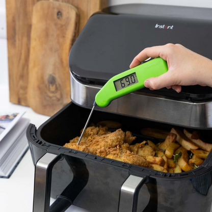 Groene digitale vlees thermometer met zichtbare temperatuur van 44,3°C, glanzende metalen sensor en helder scherm, ideaal voor precieze bereiding van vlees en vis.