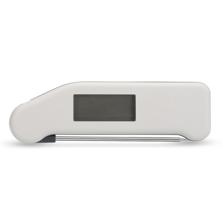 Een witte digitale vlees thermometer met zichtbare schermweergave van 21,1°C en een metalen meetstok. Geschikt voor precisie in de keuken, voor vlees en brood.
