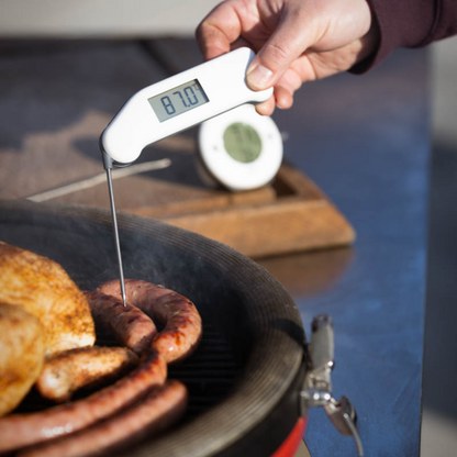 Een witte digitale vlees thermometer met zichtbare schermweergave van 21,1°C en een metalen meetstok. Geschikt voor nauwkeurige temperatuurmeting bij het koken en bakken.