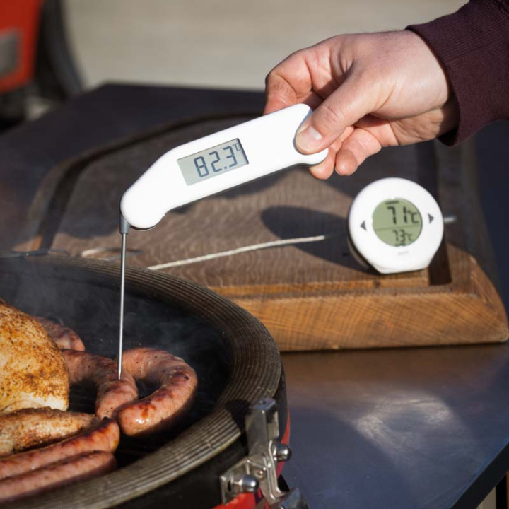 Een witte digitale vlees thermometer met zichtbare schermweergave van 21,1°C en een metalen sensor. Geschikt voor nauwkeurige temperatuurmeting bij het koken en bakken.