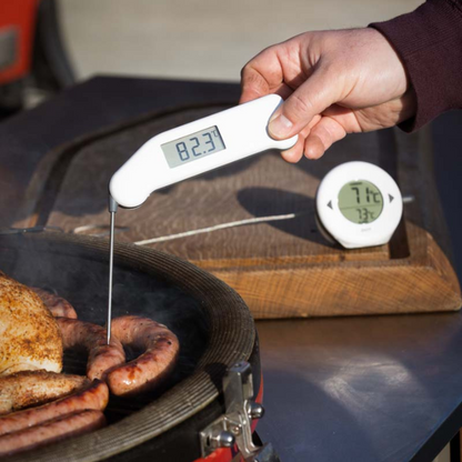 Een witte digitale vlees thermometer met zichtbare schermweergave van 21,1°C en een metalen sensor. Geschikt voor nauwkeurige temperatuurmeting bij het koken en bakken.