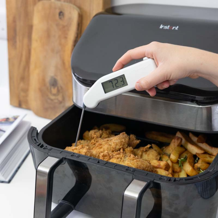 Een witte digitale vlees thermometer met zichtbare schermweergave van 21,1°C en een metalen meetstok. Geschikt voor precisie in de keuken en bij barbecueën.