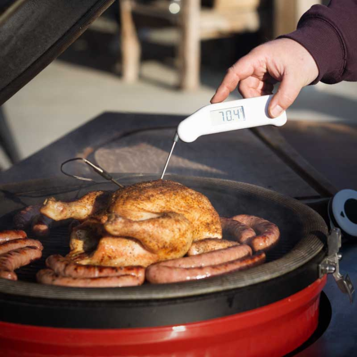 Een witte digitale vlees thermometer met zichtbare schermweergave van 21,1°C en een metalen meetstok. Geschikt voor nauwkeurige temperatuurmeting bij het koken en bakken.