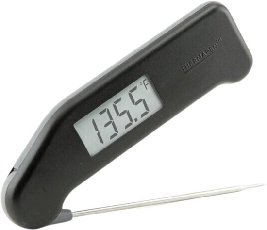 Zwarte digitale vlees thermometer met metalen sensor en scherm dat 20,7°C toont, geschikt voor precieze temperatuurmeting bij grillen en koken.
