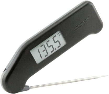 Zwarte digitale vlees thermometer met metalen sensor en scherm dat 20,7°C toont, geschikt voor precieze temperatuurmeting bij grillen en koken.