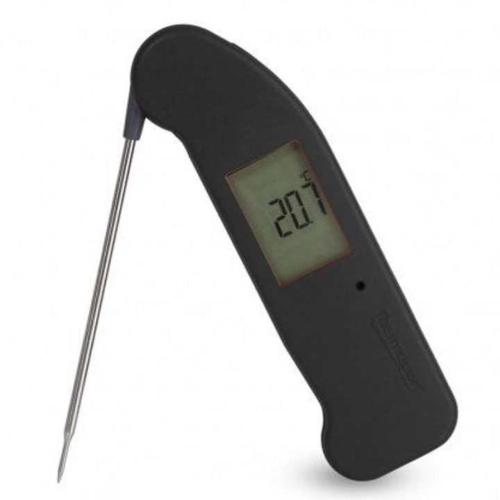 Zwart digitale vlees thermometer met metalen sensor en scherm dat 20,7°C toont, geschikt voor precisieke temperatuurmeting bij grillen en koken.